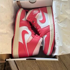 Nike Air Jordan 1 Mid 🤍